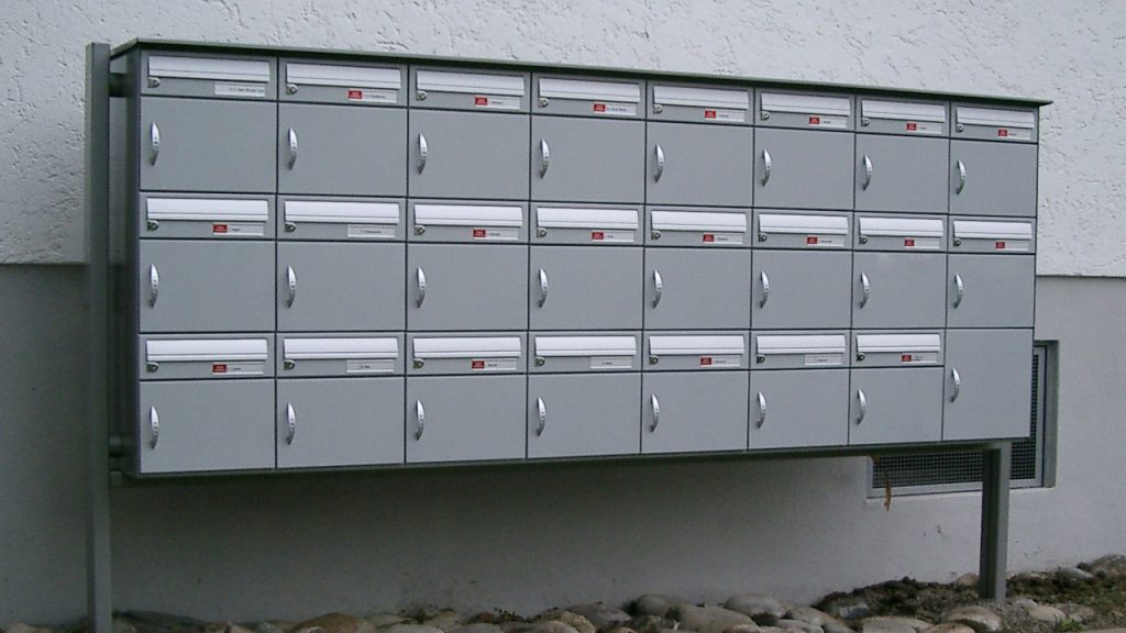 Briefkastenanlage, Freistehend mit Stützen, Aluminiumbriefkasten, 24er Anlage, Schweizer Briefkasten, Briefkasten Ecoline, Briefkasten günstig, für den bewitterten Standort, Briefkasten mit Dach