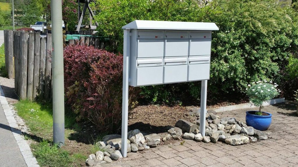 Briefkastenanlage, Freistehender Briefkasten, mit Stützen zum einbetonieren, Aluminiumbriefkasten, 6er Anlage, Schweizer Briefkasten, Briefkasten Deskline, Briefkasten günstig, für den bewitterten Standort, Briefkasten mit Dach