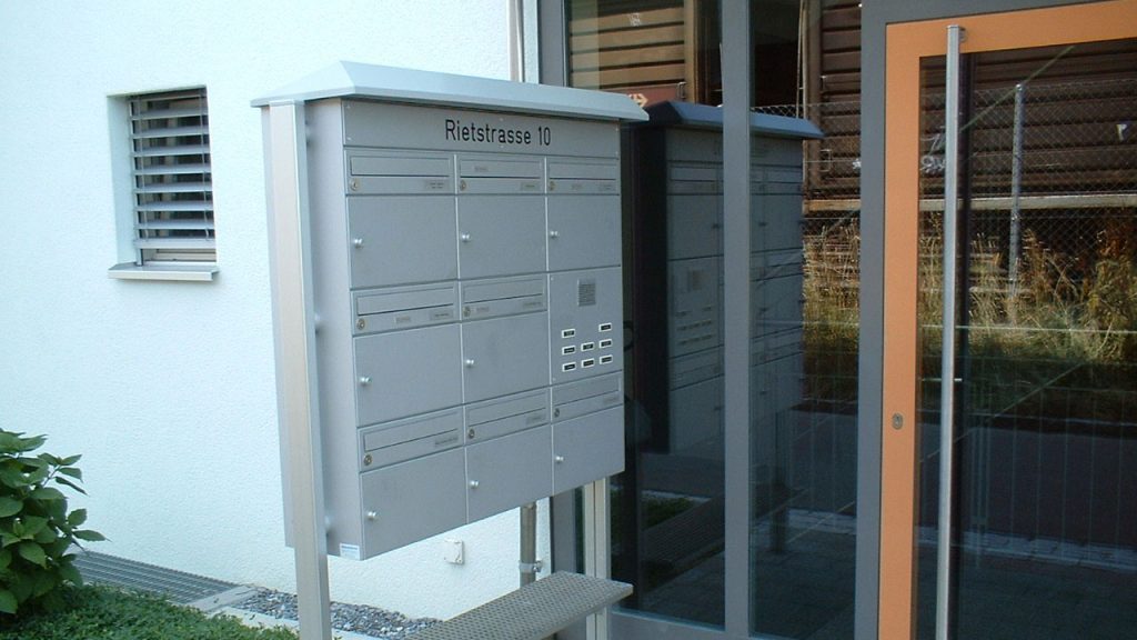 Briefkastenanlage, Freistehender Briefkasten, mit Stützen zum einbetonieren, Aluminiumbriefkasten, 8er Anlage, Schweizer Briefkasten, Briefkasten Deskline, Briefkasten günstig, für den bewitterten Standort, Briefkasten mit Dach