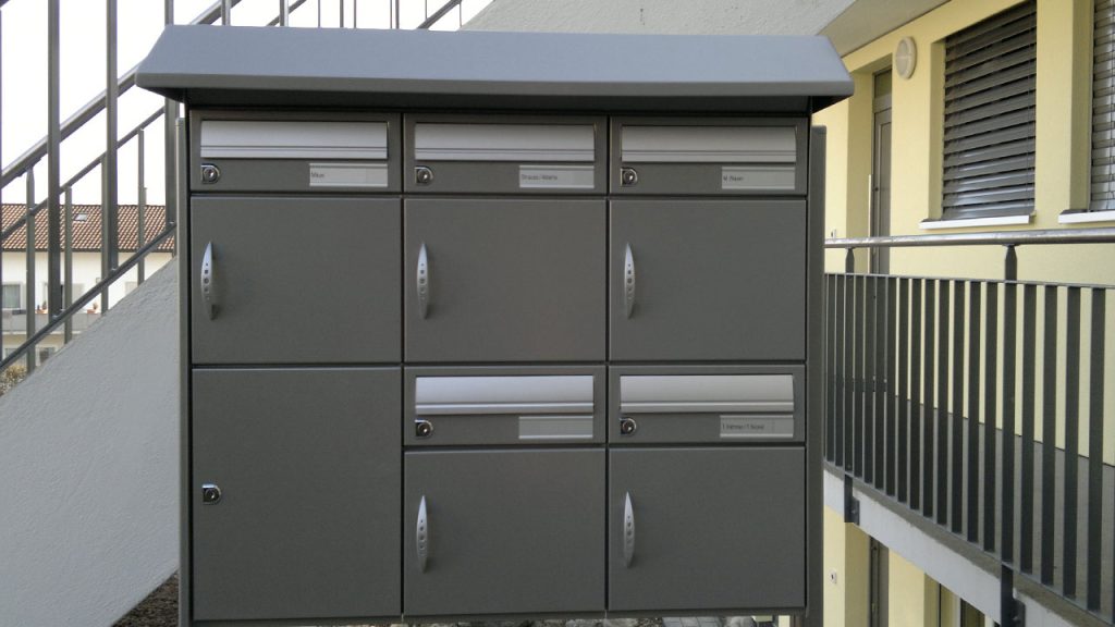 Briefkastenanlage, Freistehender Briefkasten, mit Stützen zum einbetonieren, Aluminiumbriefkasten, 6er Anlage, Schweizer Briefkasten, Briefkasten Deskline, Briefkasten günstig, für den bewitterten Standort, Briefkasten mit Dach