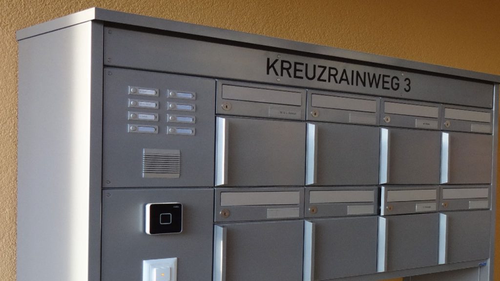 Briefkastenanlage, Freistehender Briefkasten, mit Stützen, Aluminiumbriefkasten, Anlage mit Sonnerie, Schweizer Briefkasten, Briefkasten Caseline, Briefkasten günstig