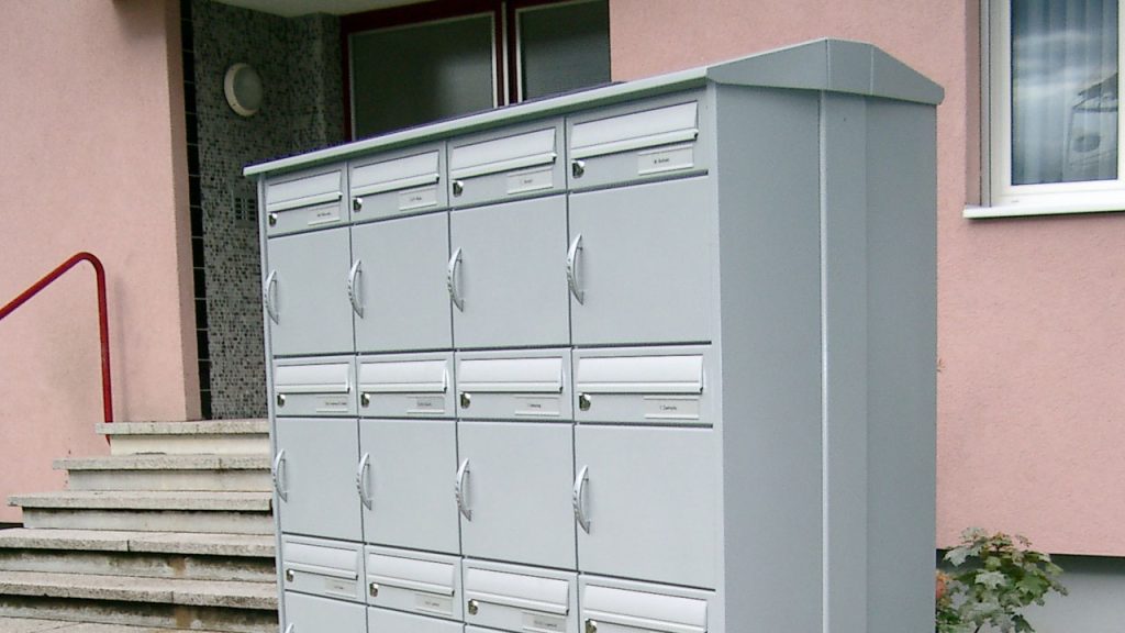 Briefkastenanlage, Freistehender Briefkasten, mit Stützen, Aluminiumbriefkasten, 12er Anlage, Schweizer Briefkasten, Briefkasten Roofline, Briefkasten günstig