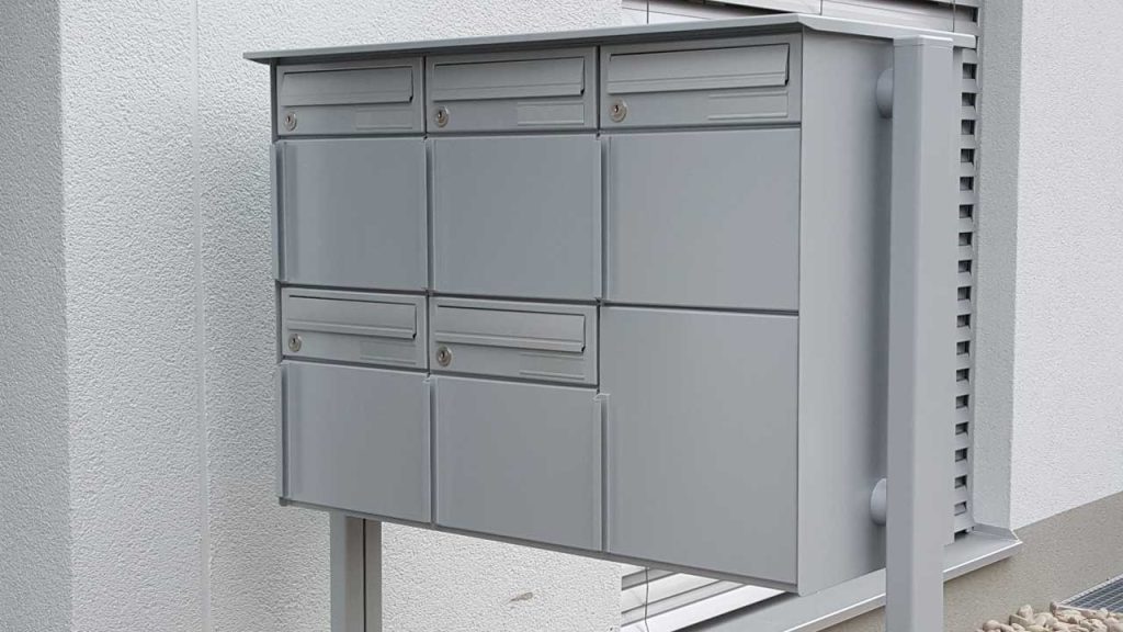 Briefkastenanlage, Freistehend mit Stützen, Aluminiumbriefkasten, 6er Anlage, Schweizer Briefkasten, Briefkasten Outline, Briefkasten günstig, für den bewitterten Standort, Briefkasten mit Dach