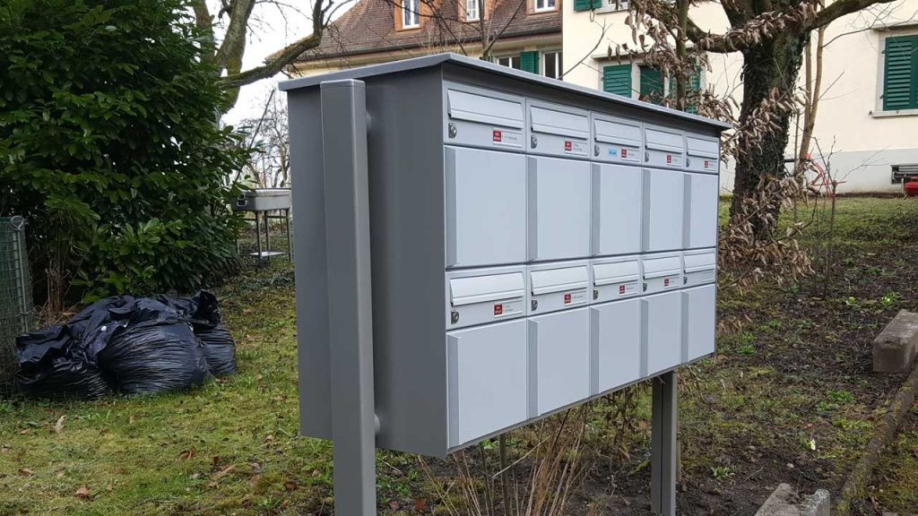 10er-Briefkasten mit Stützen für die Freiaufstellung mit Dach