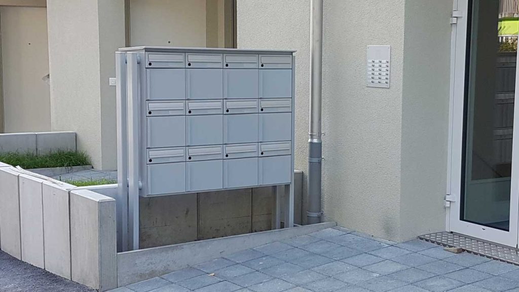 12er-Briefkastenanlage mit Stützen und Regendach in weissaluminium