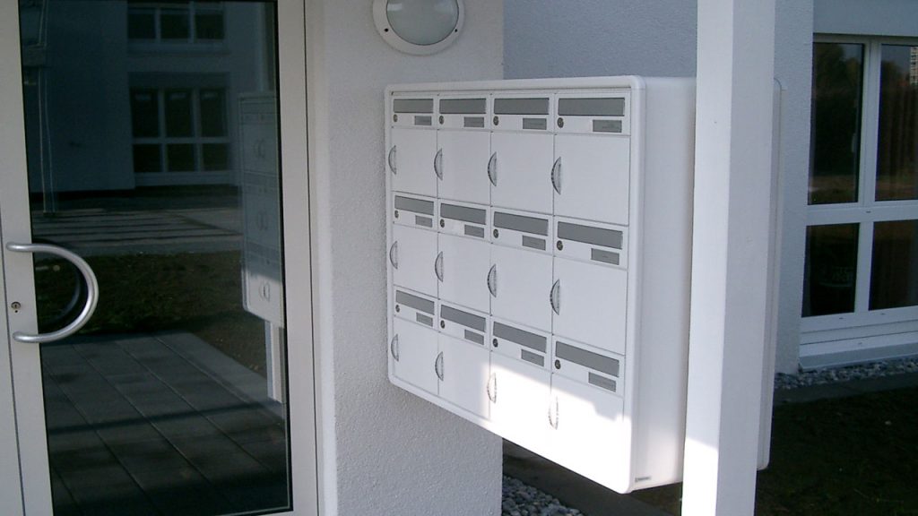 12er-Briefkastenanlage weiss aus Aluminium