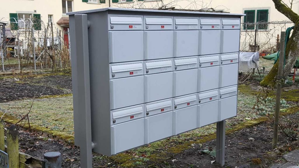 15er-Briefkastenanlage für Freiaufstellung in grau mit Regendach