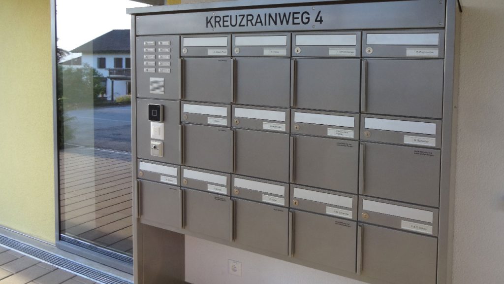 15er Briefkastenanlage mit sonnerie und beschriftung in graualuminium