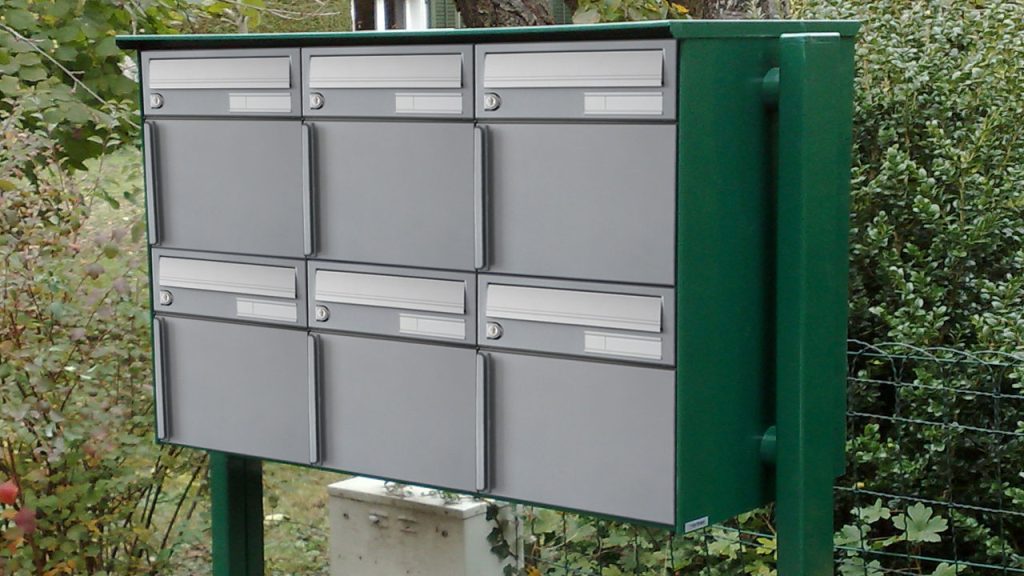 6er-briefkasten freistehend mit stützen mit grüner verkleidung