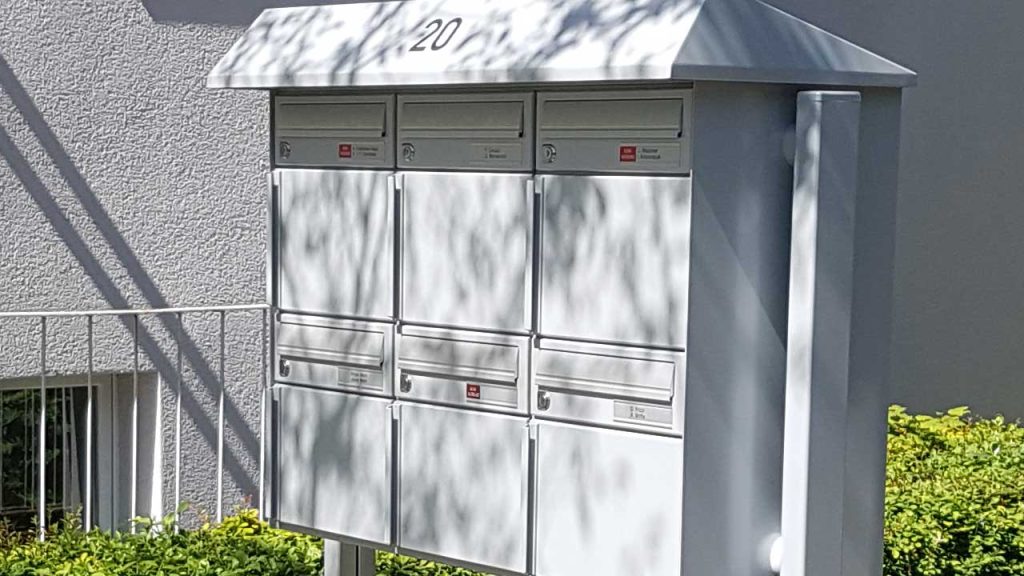6er briefkastenanlage mit stützen beschriftet weiss