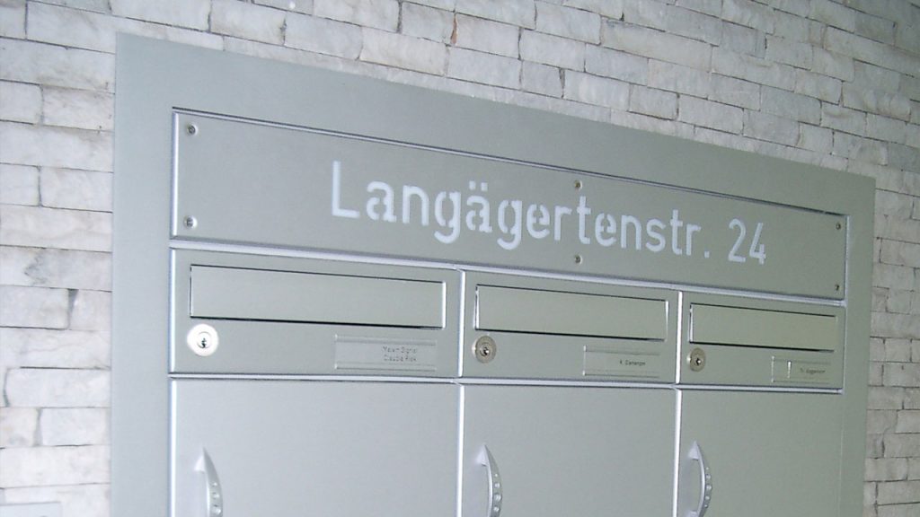 beschrifteter briefkasten wandeinbau aluminium