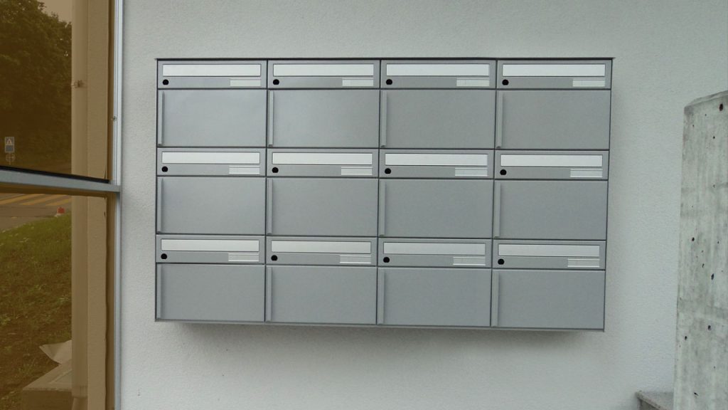 Graue 12er-Briefkastenanlage aus Aluminium zur Wandmontage