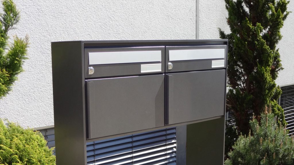 2er briefkastenanlage mit stützen in anthrazit
