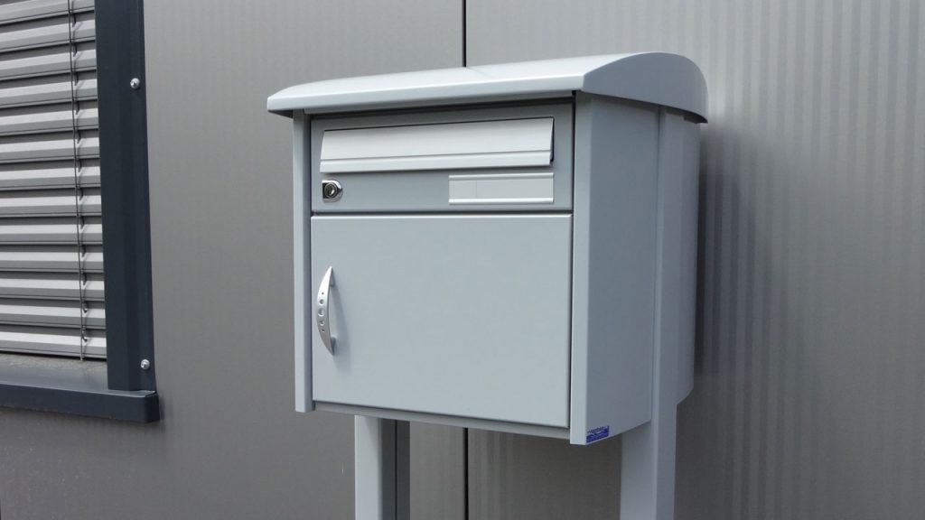einzelbriefkasten freistehend mit stützen und dach