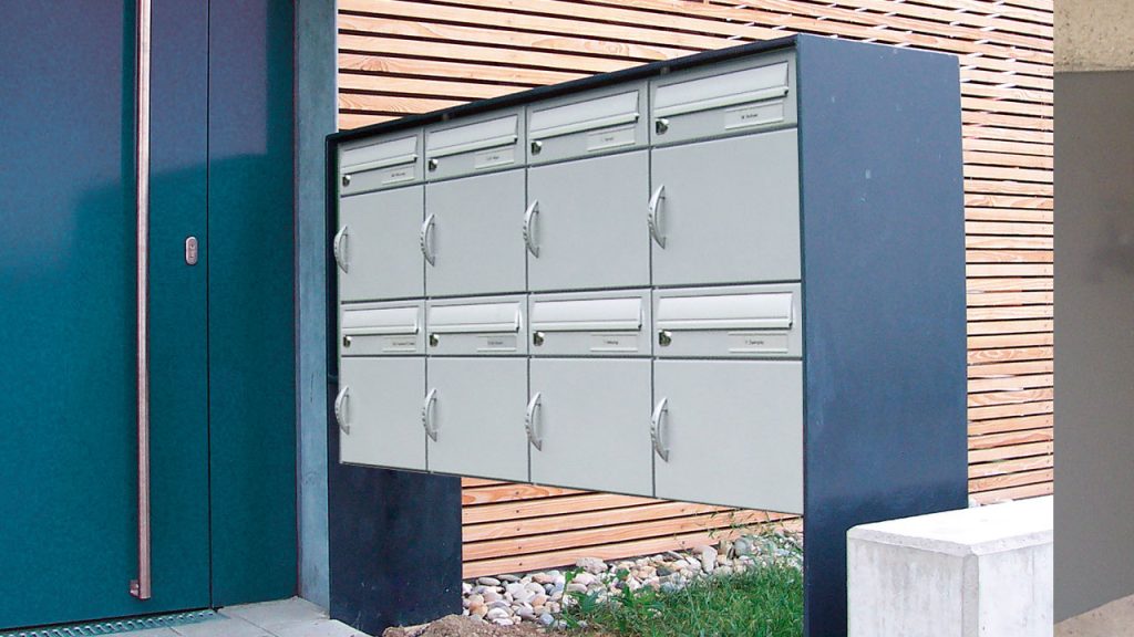 8er-briefkastenanlage aus aluminium freistehend mit stützen